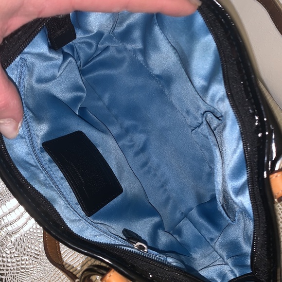 Coach satchel small/med size 2 out pockets, zip closure - Picture 6 of 12